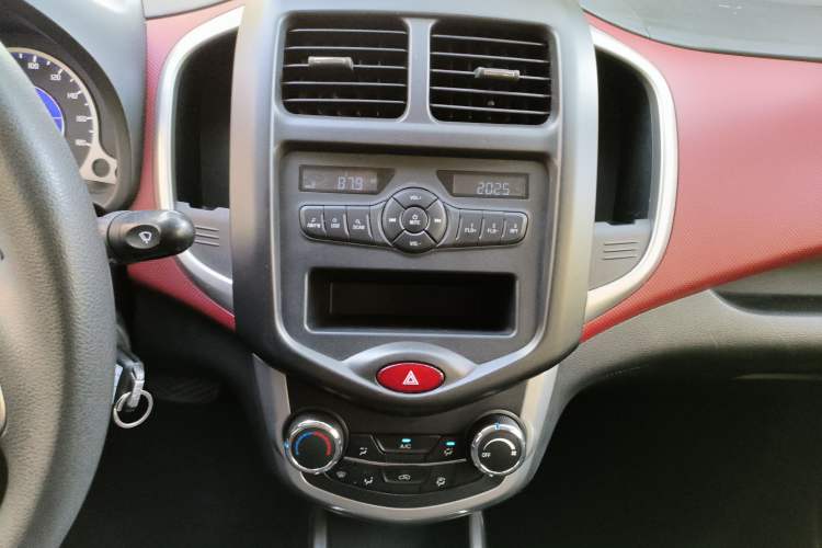 Used CHANGAN Benni EV 2017 Pure Electric 180 km Standard Model Audio And AC Panel