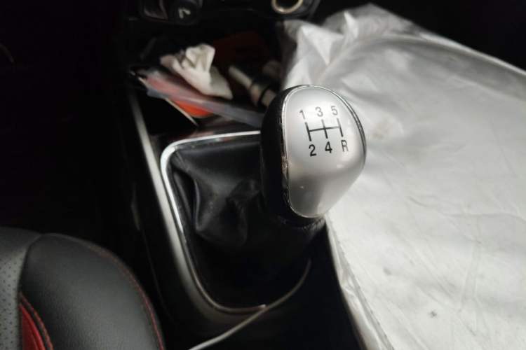 Used CHANGAN CS15 2016 1.5L Manual Fashion Edition Gear Lever