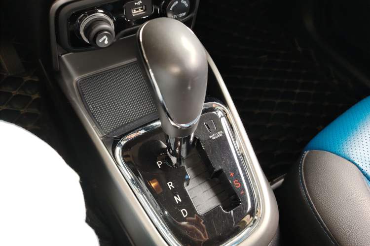 Used CHANGAN CS15 2016 1.5L Automatic Fashion Edition Gear Lever