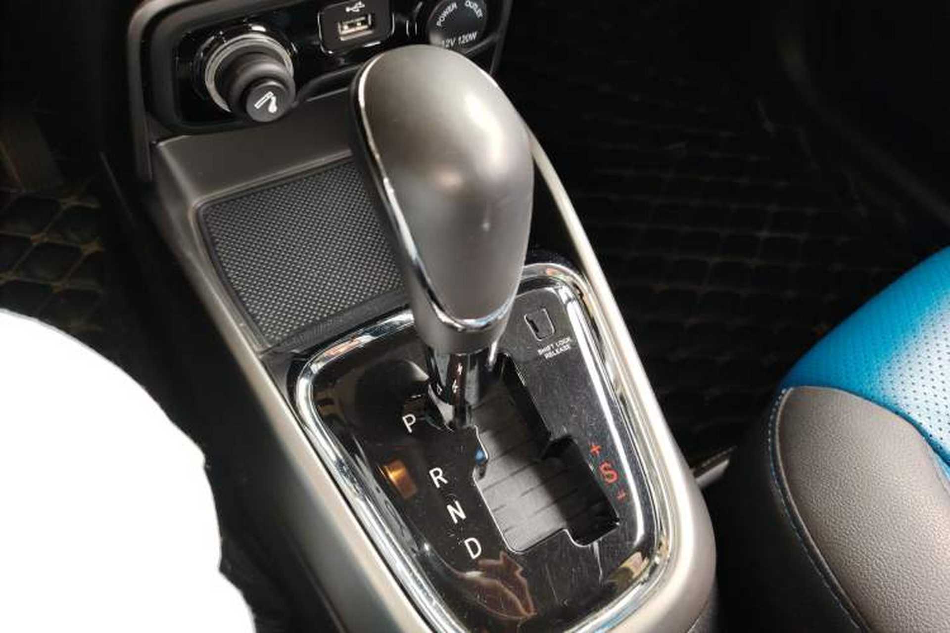 Used CHANGAN CS15 2016 1.5L Automatic Fashion Edition Gear Lever