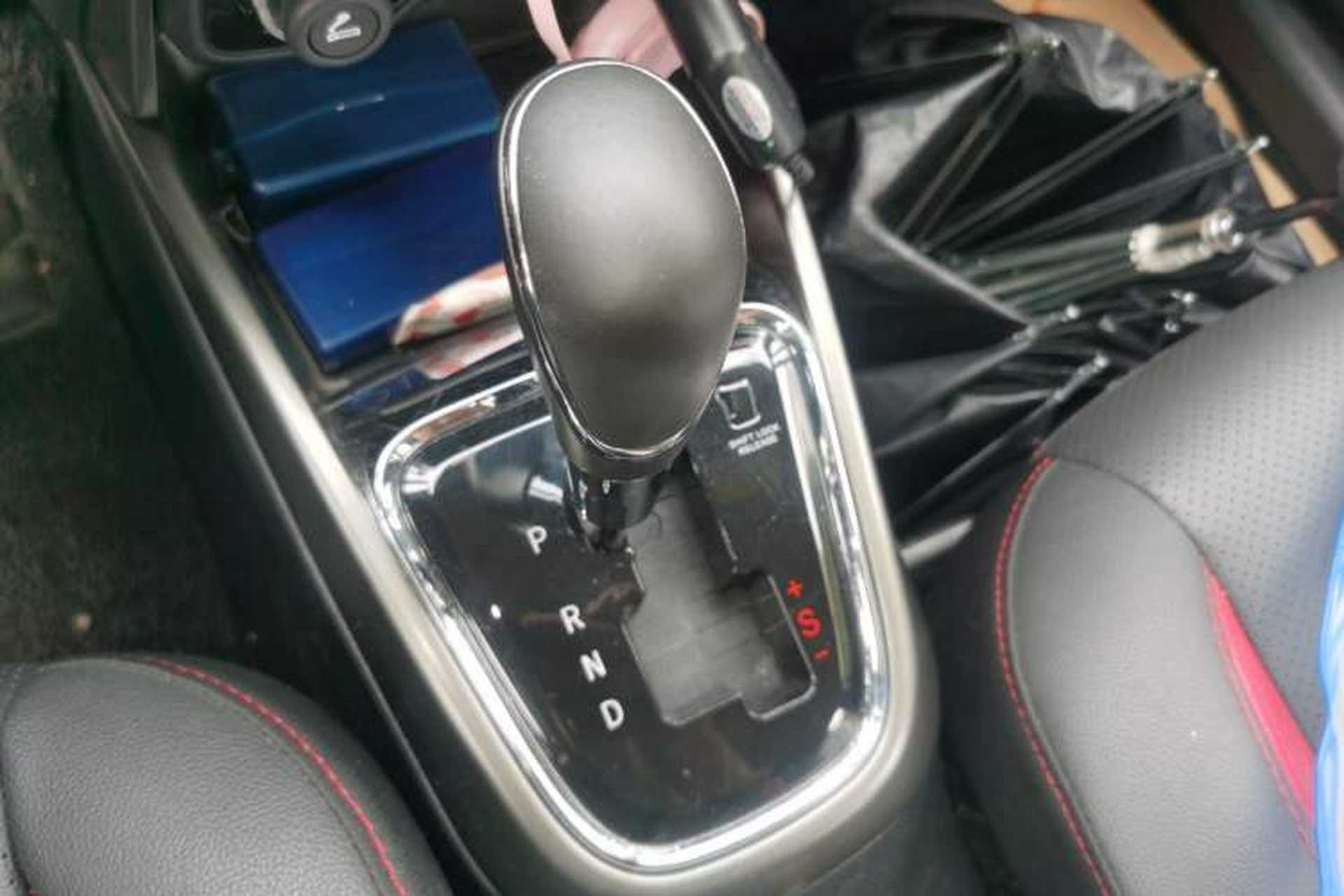 Used CHANGAN CS15 2016 1.5L Automatic Fashion Edition Gear Lever