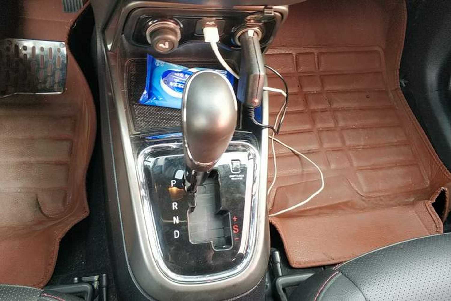 Used CHANGAN CS15 2016 1.5L Automatic Fashion Edition Gear Lever