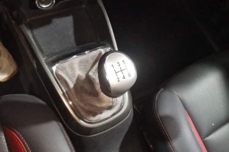 Used CHANGAN CS15 2016 1.5L Manual Fashion Edition Gear Lever