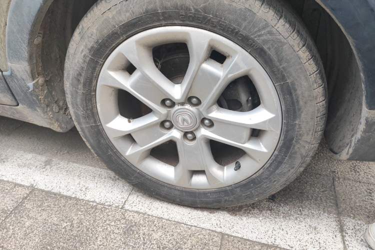 Used CHANGAN CS15 2016 1.5L Automatic Luxury Edition Right Front Wheel Hub