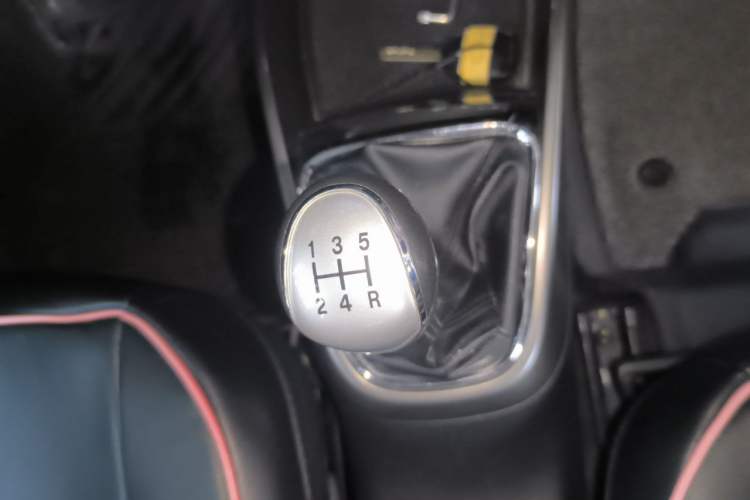 Used CHANGAN CS15 2016 1.5L Manual Fashion Edition Gear Lever
