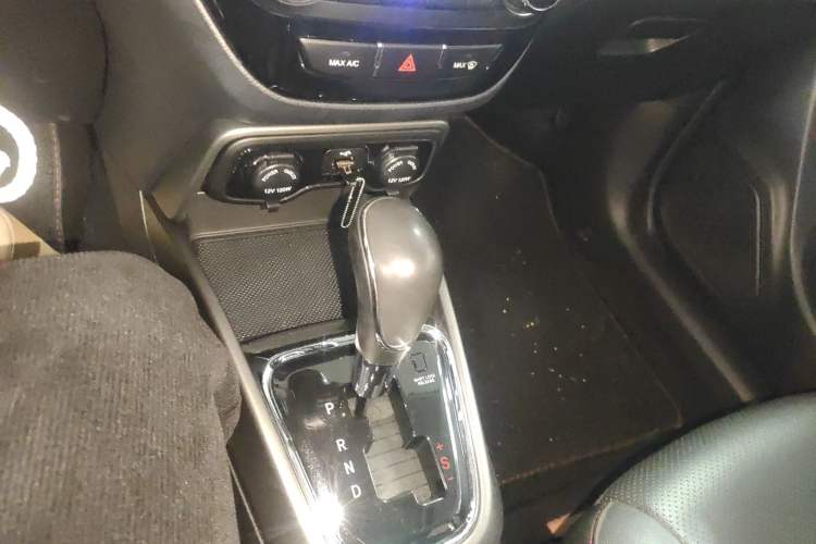 Used CHANGAN CS15 2016 1.5L Automatic Fashion Edition Gear Lever