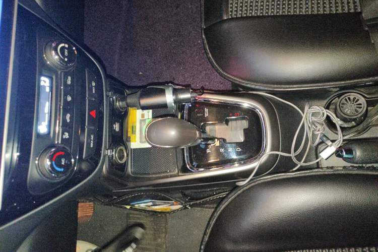 Used CHANGAN CS15 2016 1.5L Automatic Fashion Edition Gear Lever