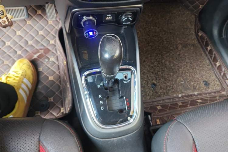 Used CHANGAN CS15 2016 1.5L Automatic Fashion Edition Gear Lever