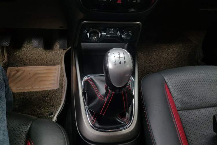 Used CHANGAN CS15 2016 1.5L Manual Fashion Edition Gear Lever