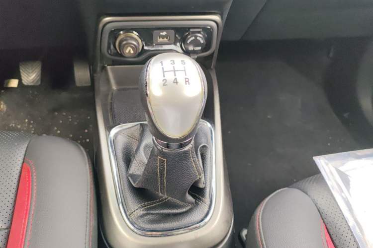 Used CHANGAN CS15 2016 1.5L Manual Fashion Edition Gear Lever