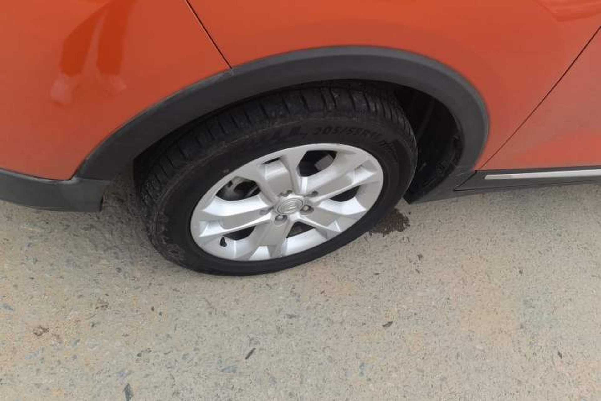 Used CHANGAN CS15 2016 1.5L Automatic Fashion Edition Left Front Wheel Hub