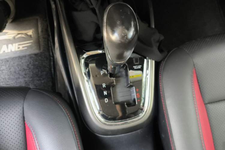 Used CHANGAN CS15 2016 1.5L Automatic Fashion Edition Gear Lever