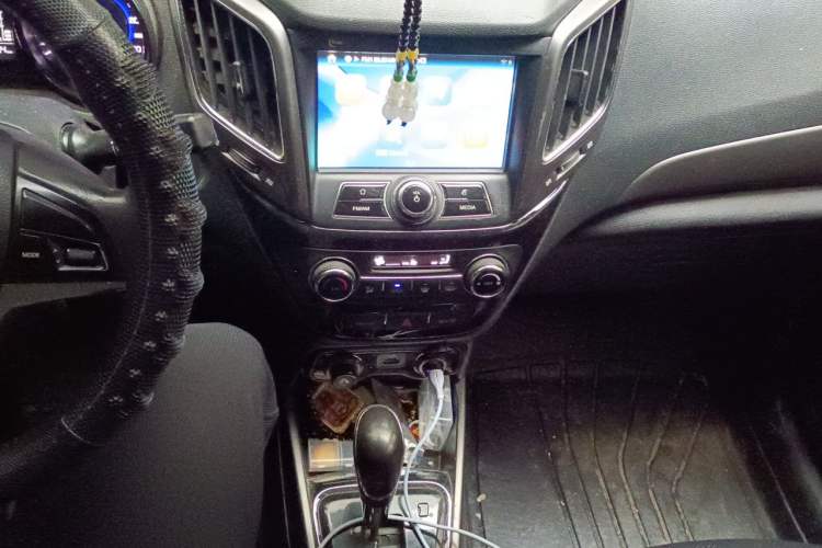 Used CHANGAN CS15 2016 1.5L Automatic Luxury Edition Audio And AC Panel