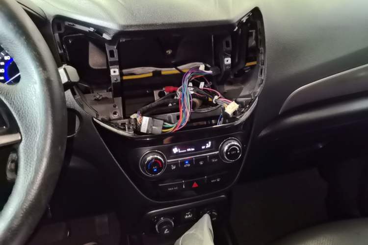 Used CHANGAN CS15 2016 1.5L Automatic Fashion Edition Audio And AC Panel