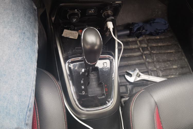 Used CHANGAN CS15 2016 1.5L Automatic Fashion Edition Gear Lever