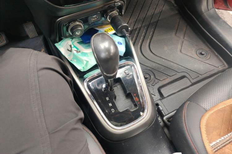 Used CHANGAN CS15 2016 1.5L Automatic Fashion Edition Gear Lever