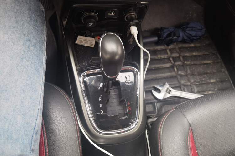 Used CHANGAN CS15 2016 1.5L Automatic Fashion Edition Gear Lever