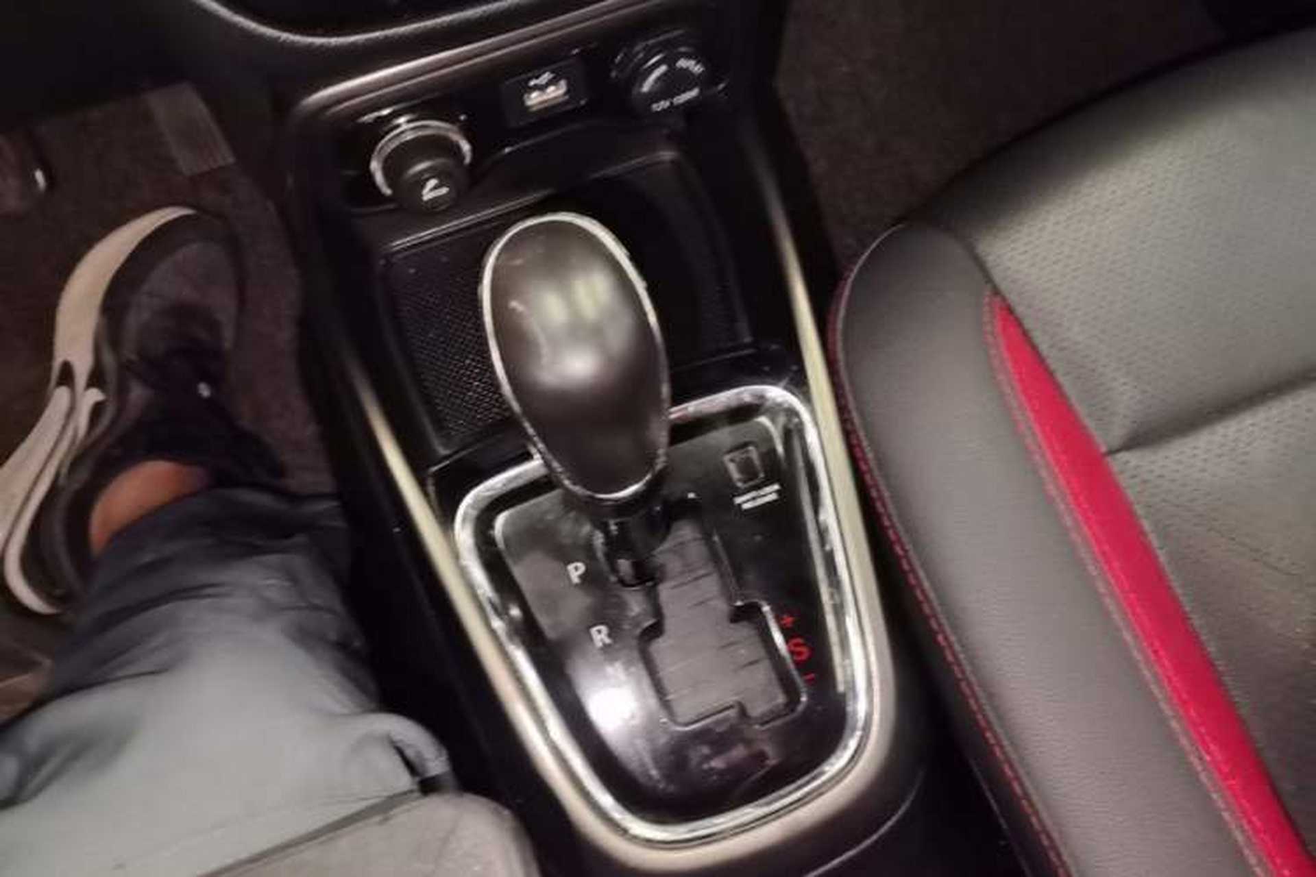 Used CHANGAN CS15 2016 1.5L Automatic Fashion Edition Gear Lever