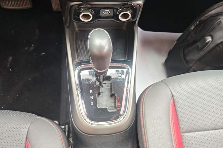 Used CHANGAN CS15 2016 1.5L Automatic Fashion Edition Gear Lever