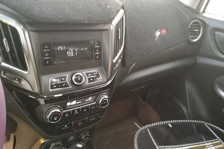 Used CHANGAN CS15 2016 1.5L Manual Fashion Edition Audio And AC Panel
