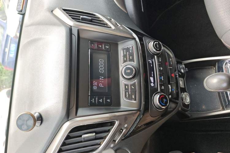 Used CHANGAN CS15 2016 1.5L Automatic Fashion Edition Audio And AC Panel