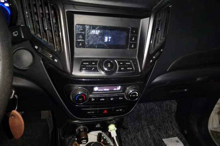 Used CHANGAN CS15 2016 1.5L Automatic Fashion Edition Audio And AC Panel