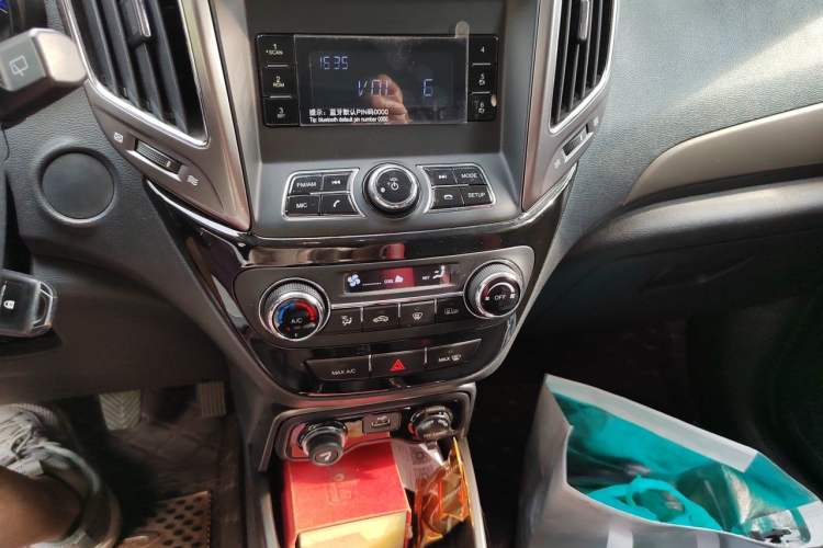 Used CHANGAN CS15 2016 1.5L Manual Fashion Edition Audio And AC Panel