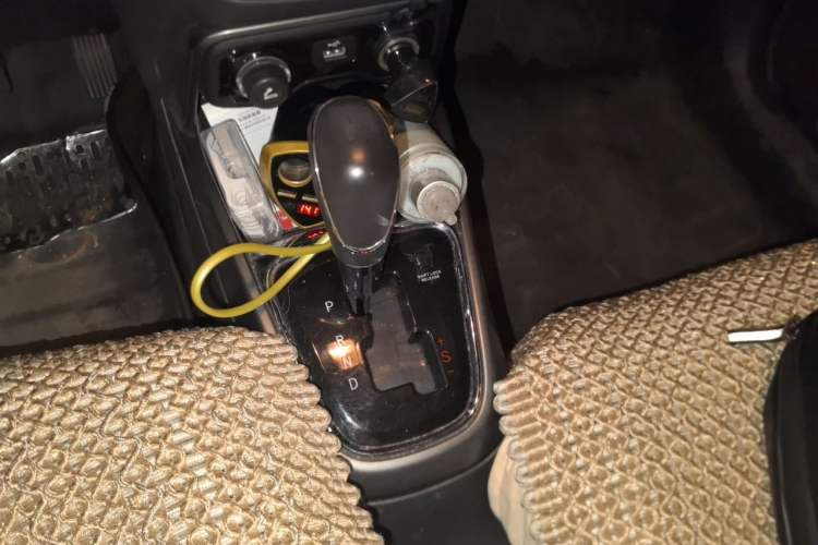 Used CHANGAN CS15 2016 1.5L Automatic Fashion Edition Gear Lever