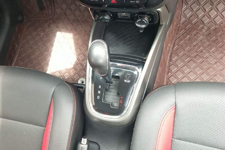 Used CHANGAN CS15 2016 1.5L Automatic Fashion Edition Gear Lever