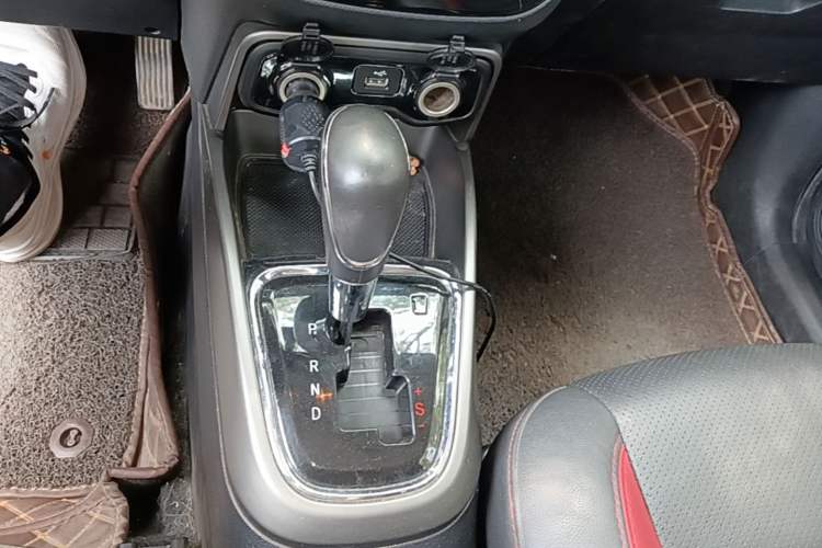 Used CHANGAN CS15 2016 1.5L Automatic Fashion Edition Gear Lever