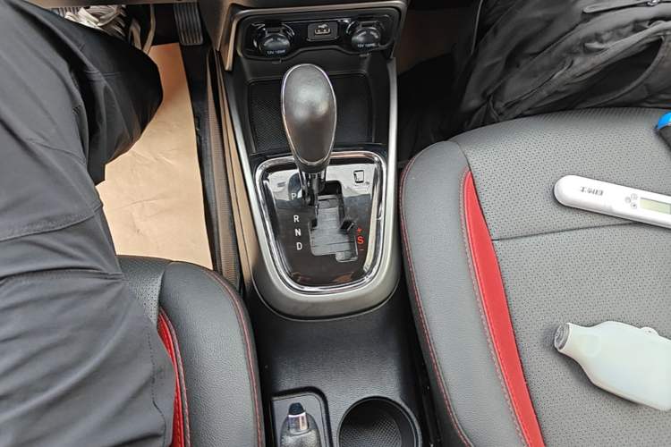 Used CHANGAN CS15 2016 1.5L Automatic Fashion Edition Gear Lever