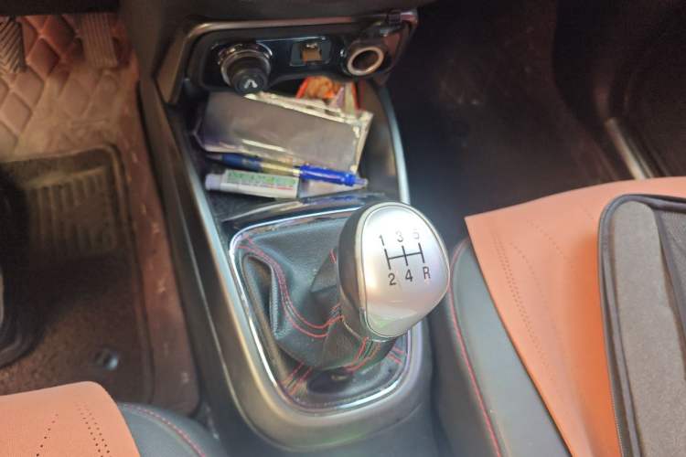 Used CHANGAN CS15 2016 1.5L Manual Fashion Edition Gear Lever