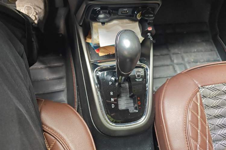 Used CHANGAN CS15 2016 1.5L Automatic Fashion Edition Gear Lever