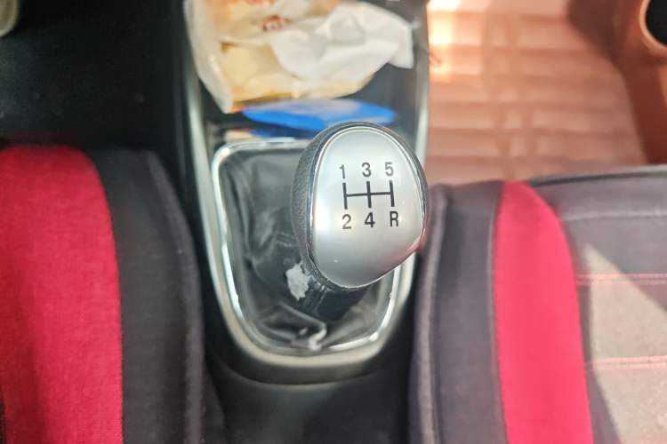 Used CHANGAN CS15 2016 1.5L Manual Fashion Edition Gear Lever