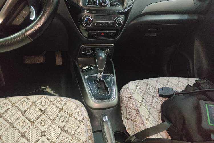 Used CHANGAN CS15 2016 1.5L Automatic Fashion Edition Gear Lever