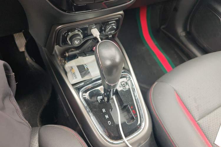 Used CHANGAN CS15 2016 1.5L Automatic Fashion Edition Gear Lever