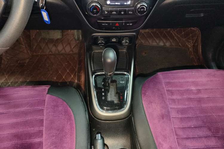 Used CHANGAN CS15 2016 1.5L Automatic Fashion Edition Gear Lever