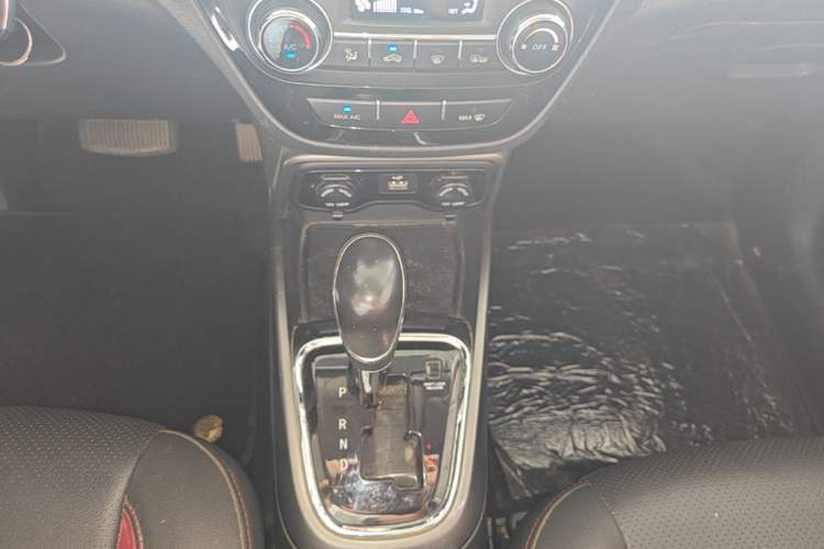 Used CHANGAN CS15 2016 1.5L Automatic Fashion Edition Gear Lever