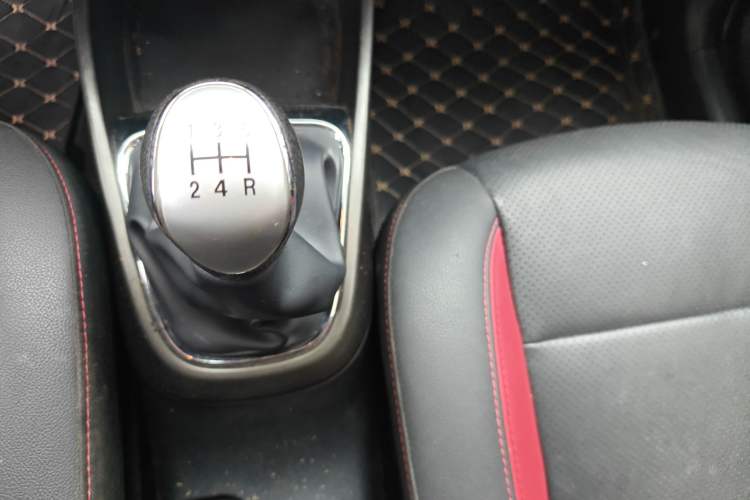 Used CHANGAN CS15 2016 1.5L Manual Fashion Edition Gear Lever