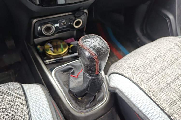 Used CHANGAN CS15 2016 1.5L Manual Fashion Edition Gear Lever
