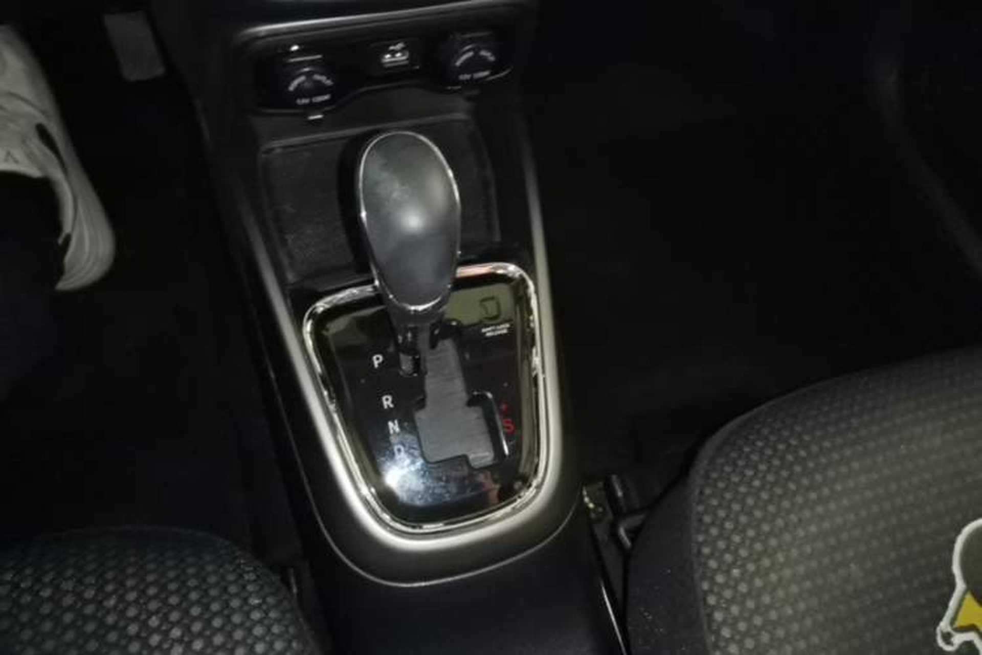 Used CHANGAN CS15 2016 1.5L Automatic Fashion Edition Gear Lever
