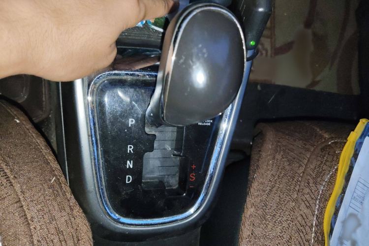 Used CHANGAN CS15 2016 1.5L Automatic Fashion Edition Gear Lever