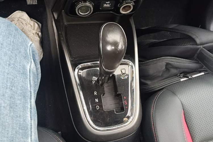 Used CHANGAN CS15 2016 1.5L Automatic Fashion Edition Gear Lever