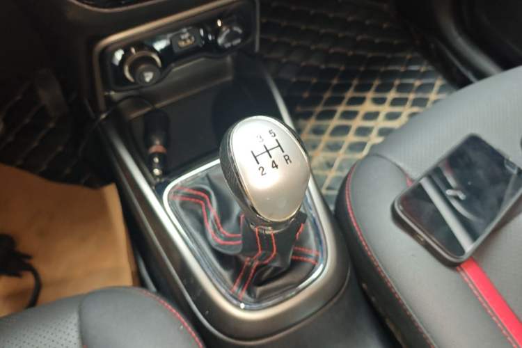 Used CHANGAN CS15 2016 1.5L Manual Fashion Edition Gear Lever