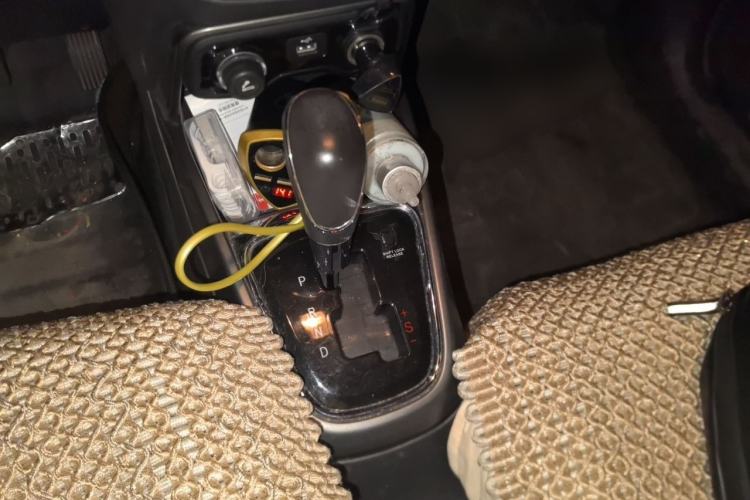 Used CHANGAN CS15 2016 1.5L Automatic Fashion Edition Gear Lever
