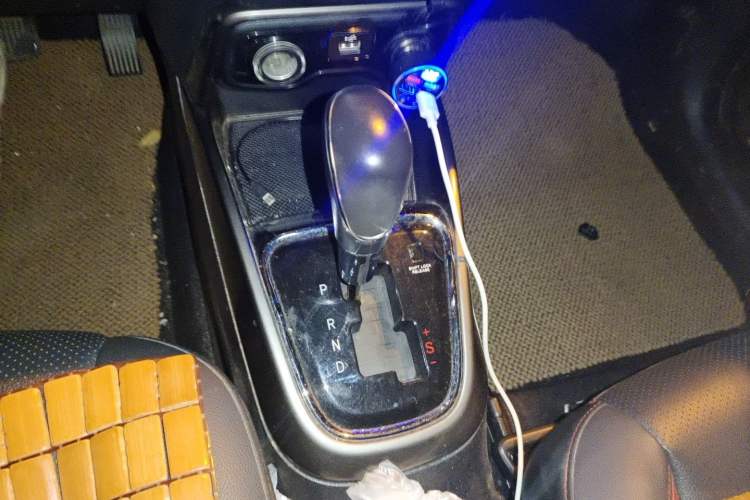 Used CHANGAN CS15 2016 1.5L Automatic Fashion Edition Gear Lever