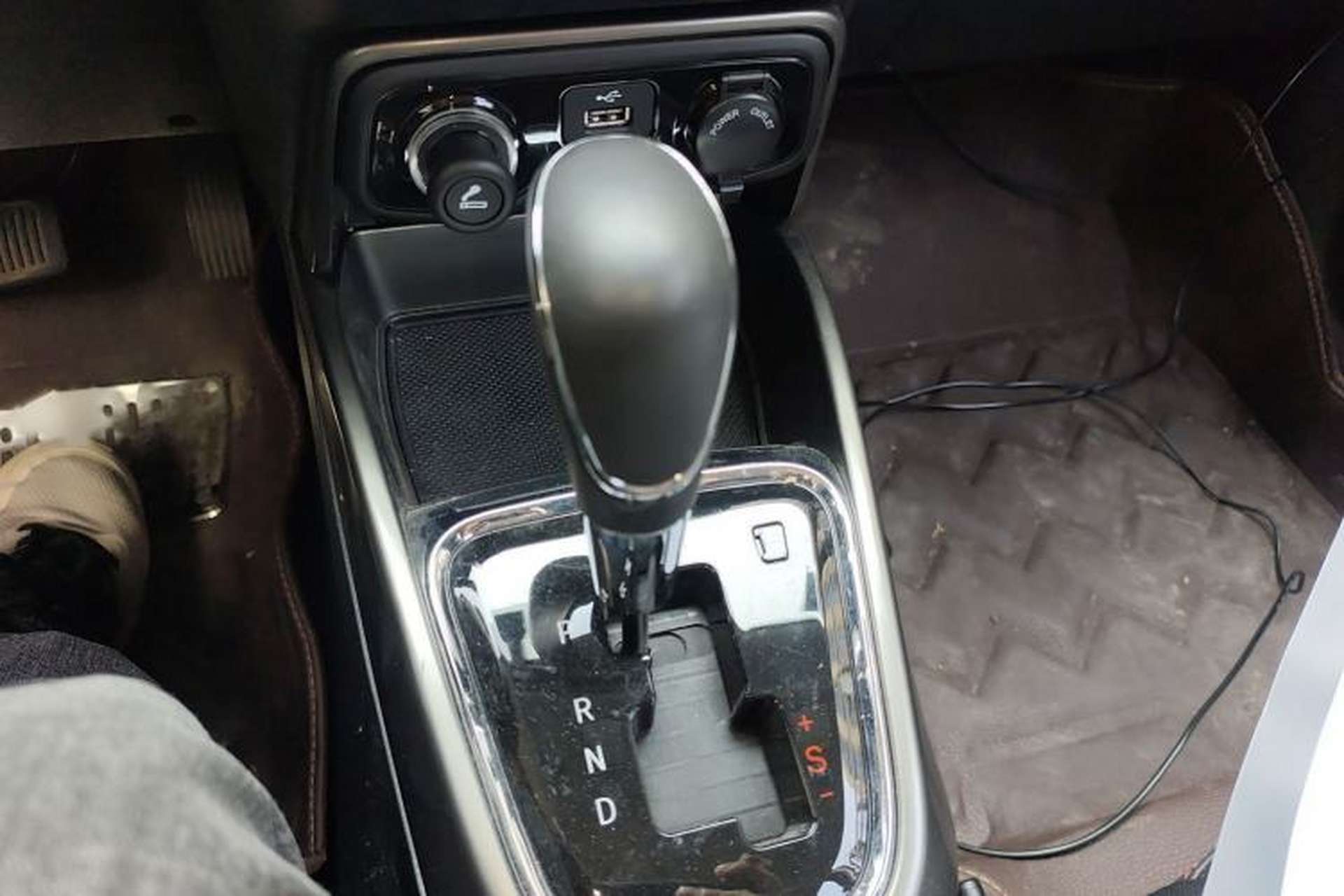 Used CHANGAN CS15 2016 1.5L Automatic Fashion Edition Gear Lever