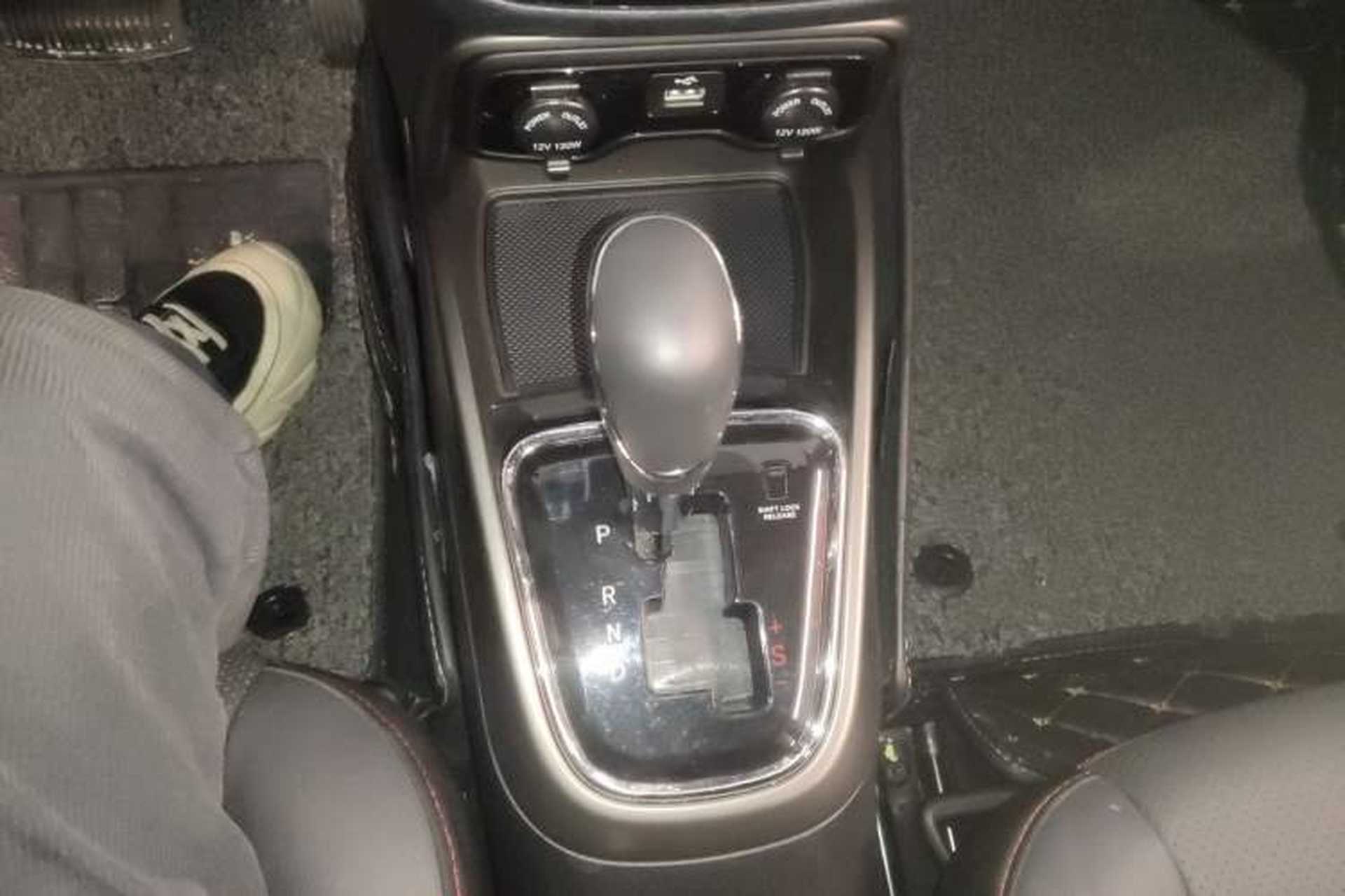 Used CHANGAN CS15 2016 1.5L Automatic Fashion Edition Gear Lever