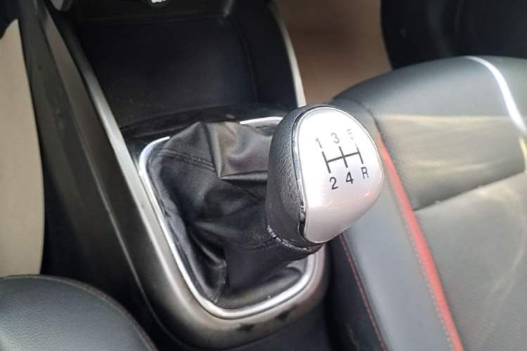 Used CHANGAN CS15 2016 1.5L Manual Fashion Edition Gear Lever