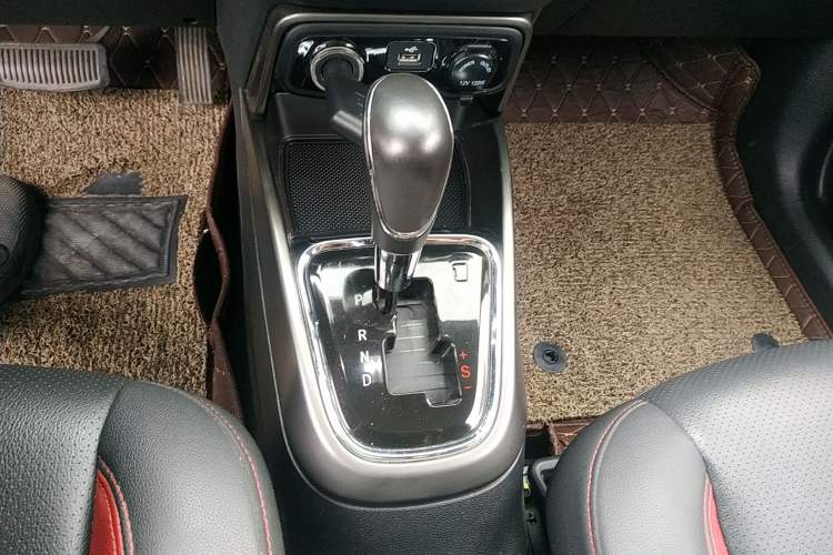 Used CHANGAN CS15 2016 1.5L Automatic Fashion Edition Gear Lever